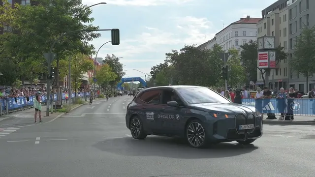 Halfway camera: SAWE leads elites in record heat | BERLIN MARATHON 2025 video thumbnail