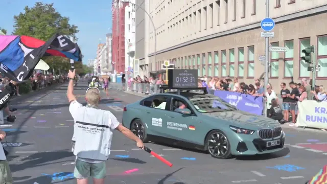 It's a party! Elite marathoners pass 37km at BERLIN MARATHON 2025 video thumbnail